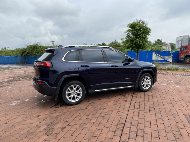 重慶16年Jeep自由光5