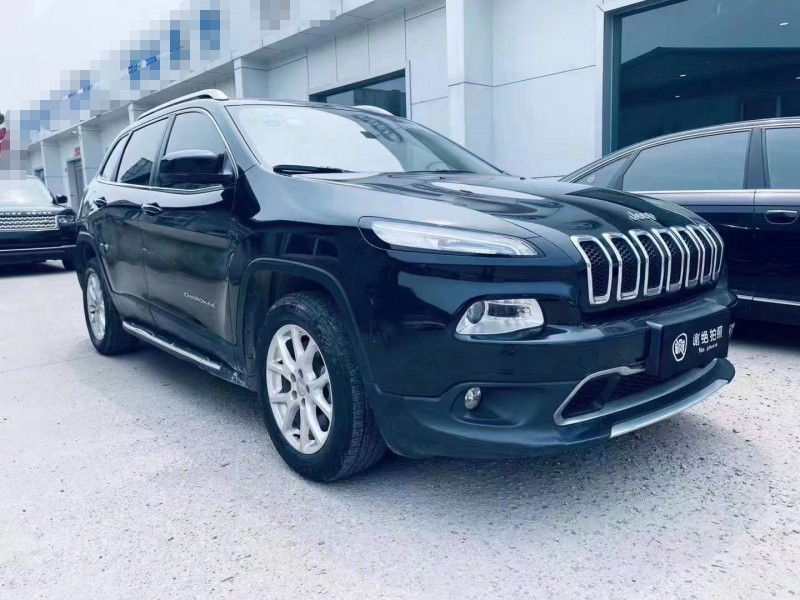 邢臺17年Jeep自由光1