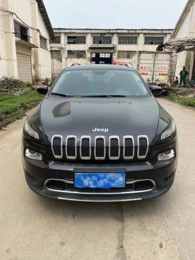 武漢17年Jeep自由光1