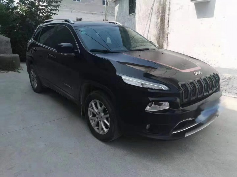 濟寧18年Jeep自由光3