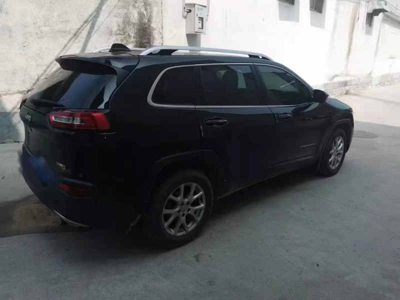 濟寧18年Jeep自由光7