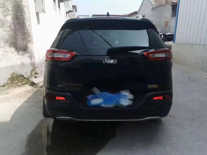 濟寧18年Jeep自由光9