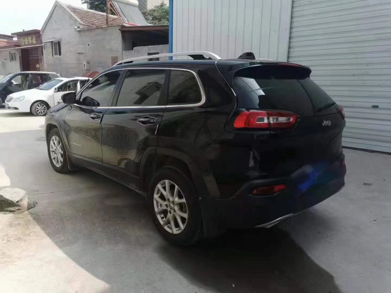 濟寧18年Jeep自由光8