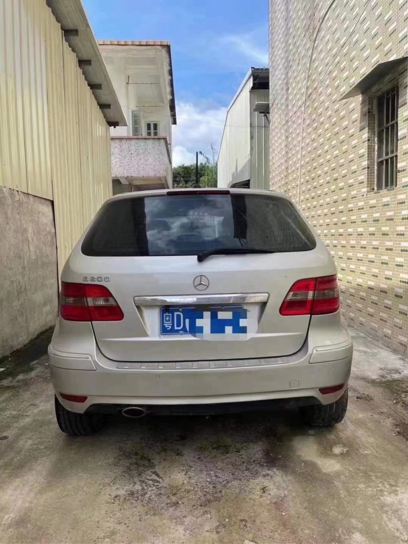 广州11年奔驰B2