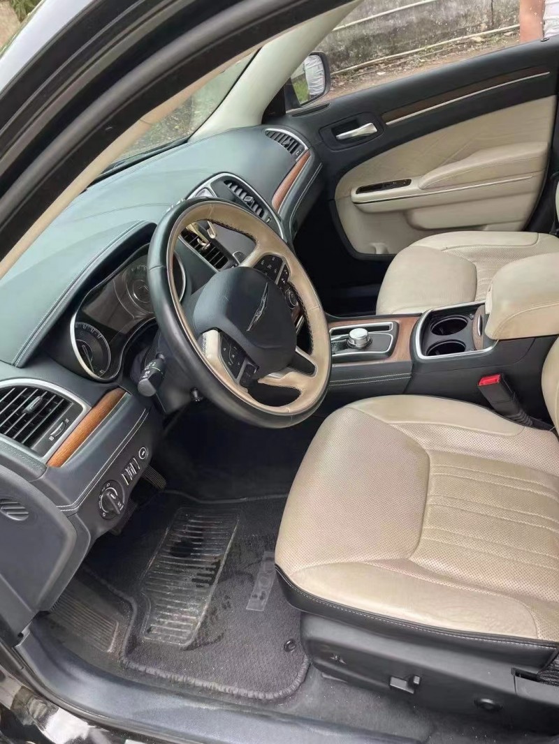 中山17年克萊斯勒300C7