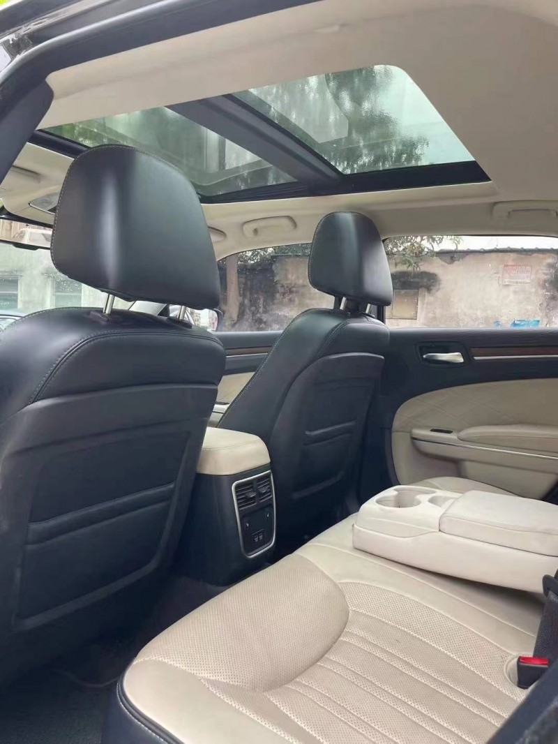 中山17年克萊斯勒300C8