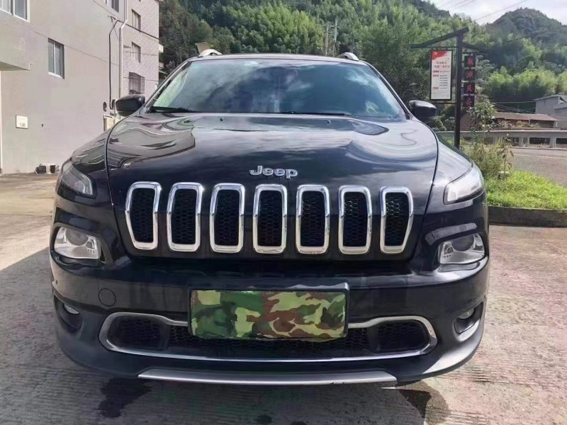 紹興17年Jeep自由光1