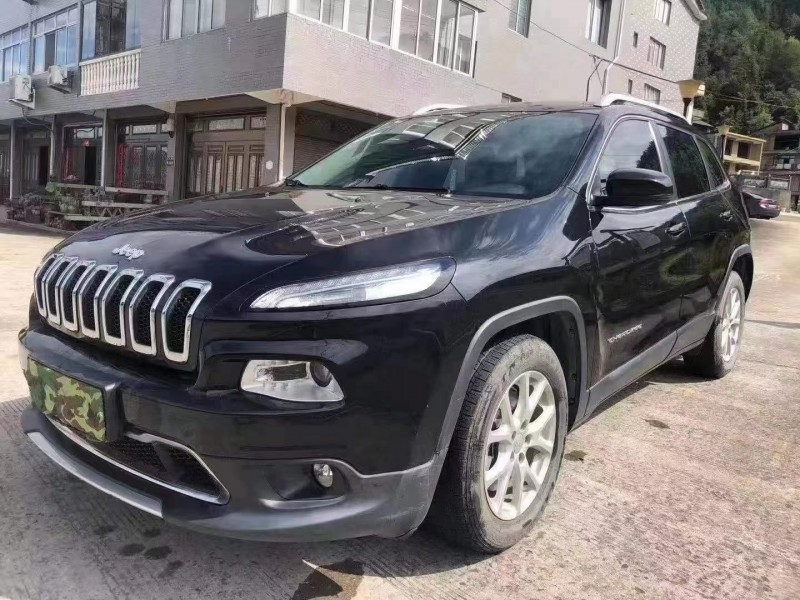 紹興17年Jeep自由光2