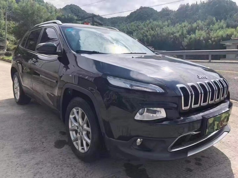 紹興17年Jeep自由光6