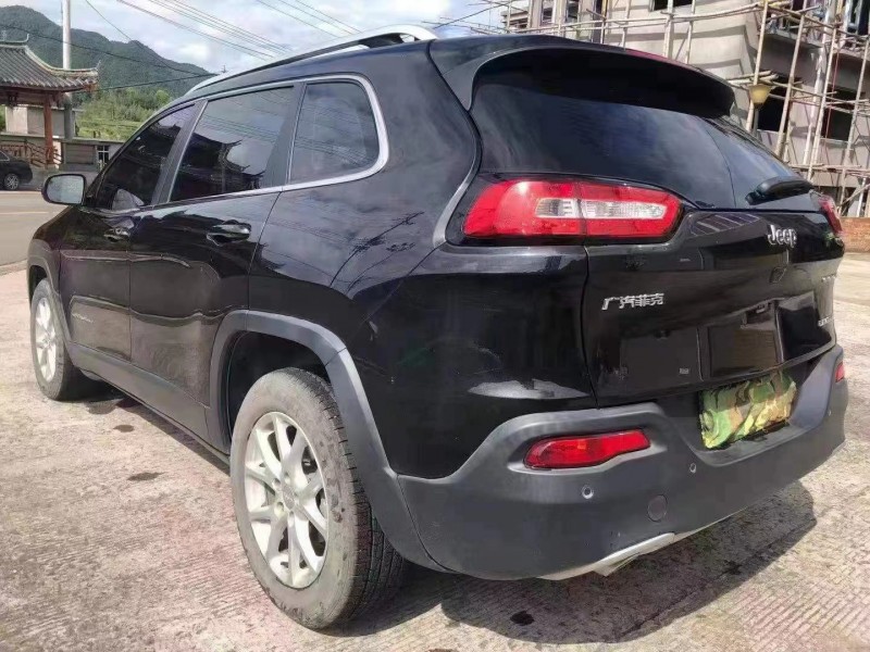 紹興17年Jeep自由光7