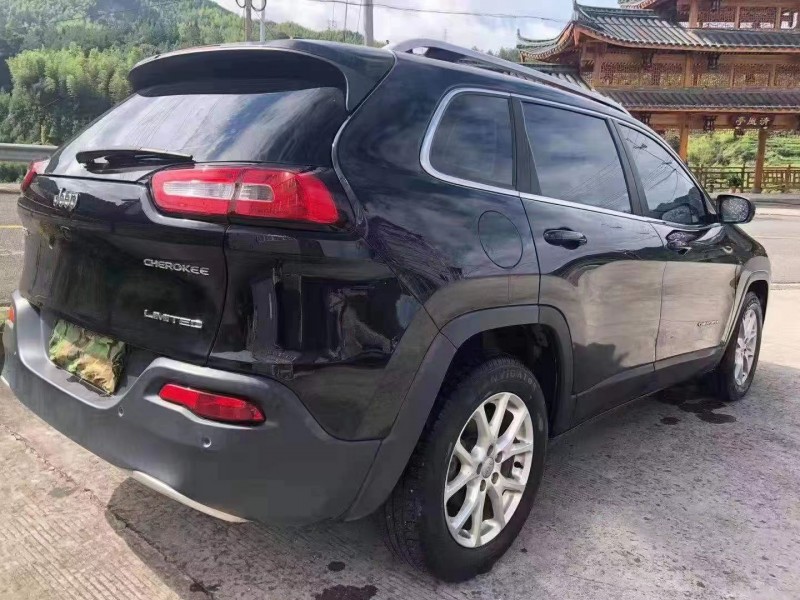 紹興17年Jeep自由光8
