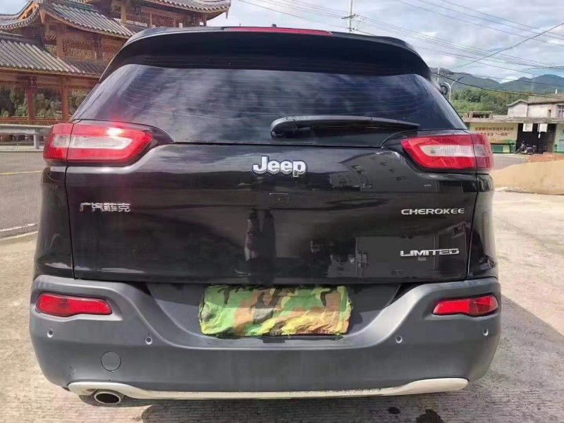 紹興17年Jeep自由光9