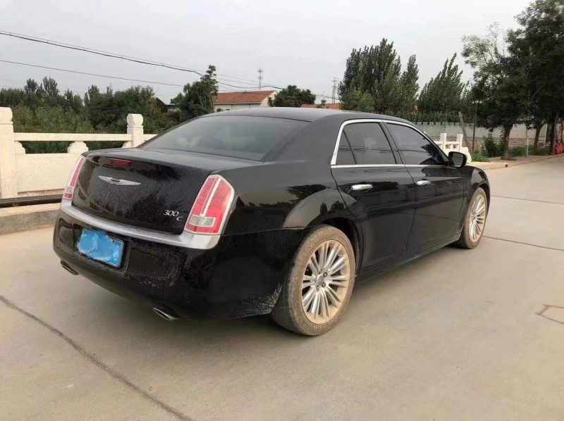 青岛16年克莱斯勒300C8