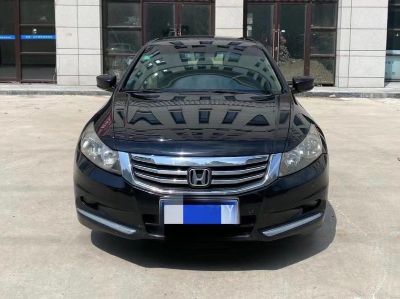 青岛13年本田雅阁1