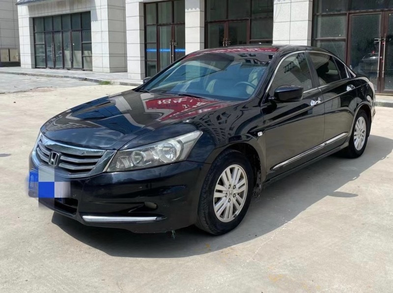 青岛13年本田雅阁3