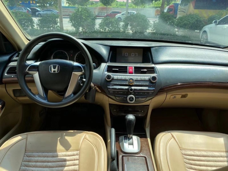 青岛13年本田雅阁4