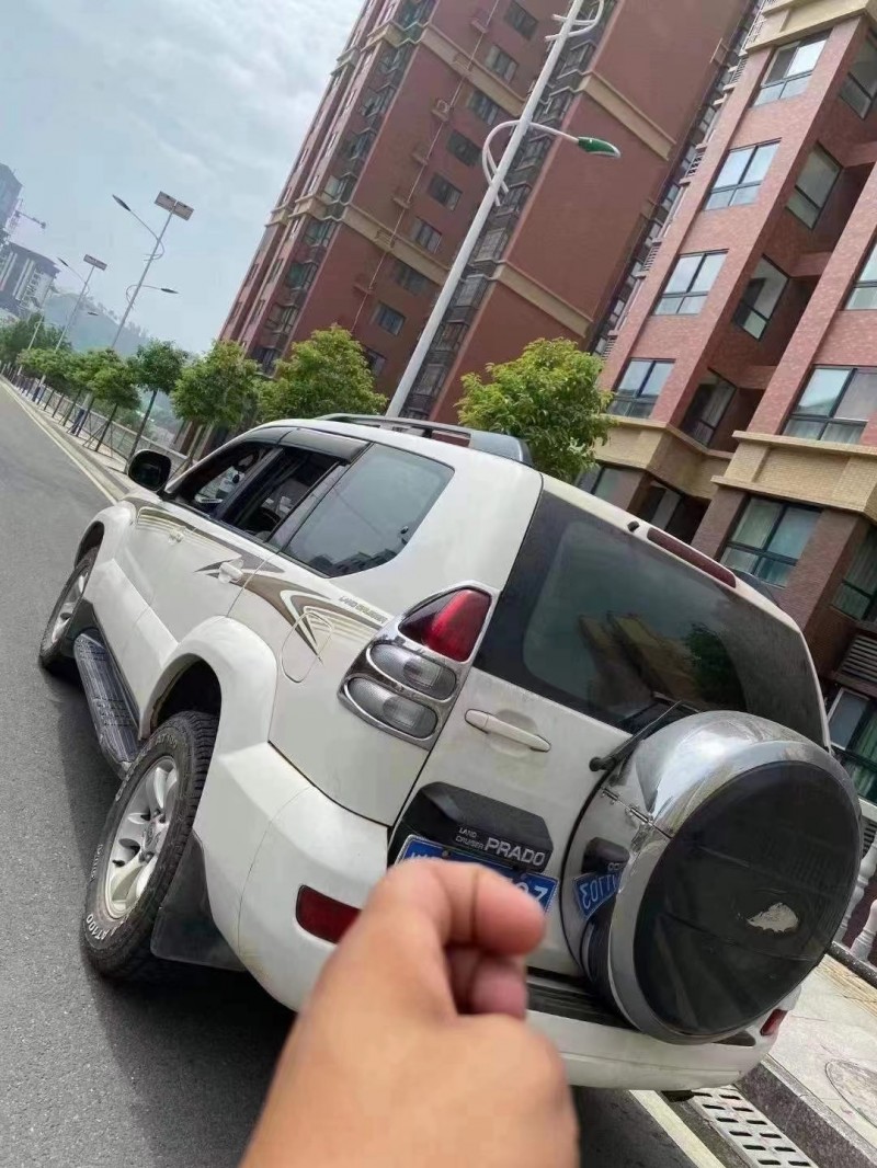 成都09年丰田普拉多8