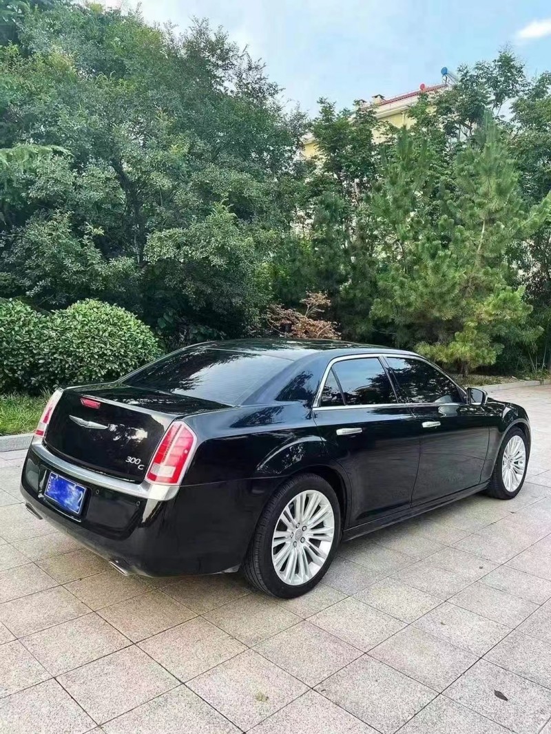 济宁16年克莱斯勒300C8