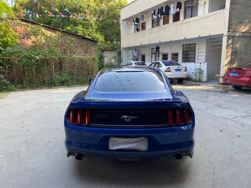 成都17年福特野马8