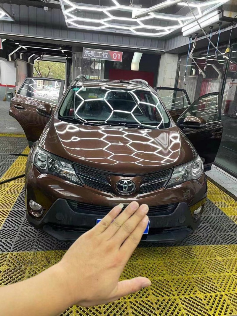 紹興15年豐田RAV4榮放1