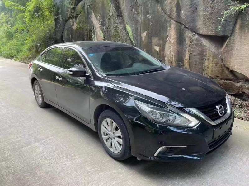 成都18年日产天籁3