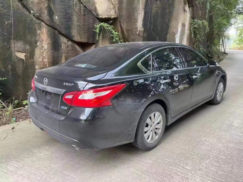 成都18年日产天籁8