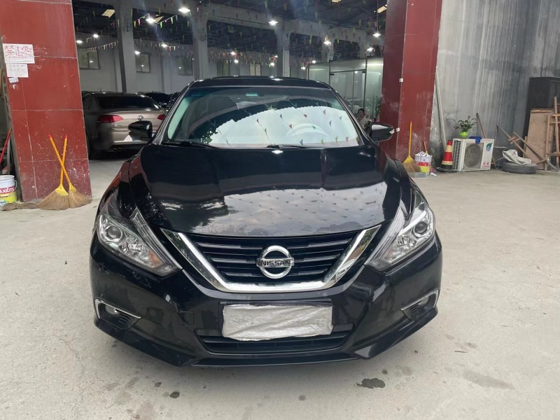 成都17年日产天籁1