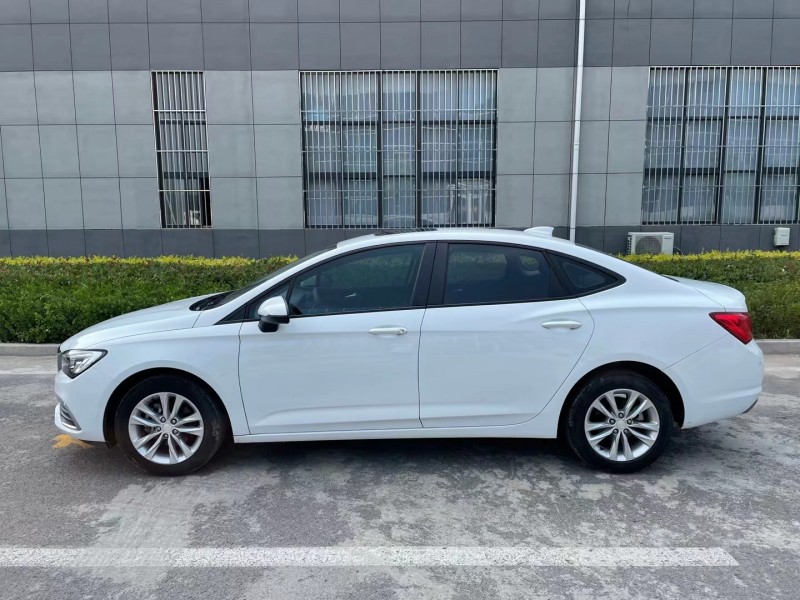 济宁19年别克威朗3