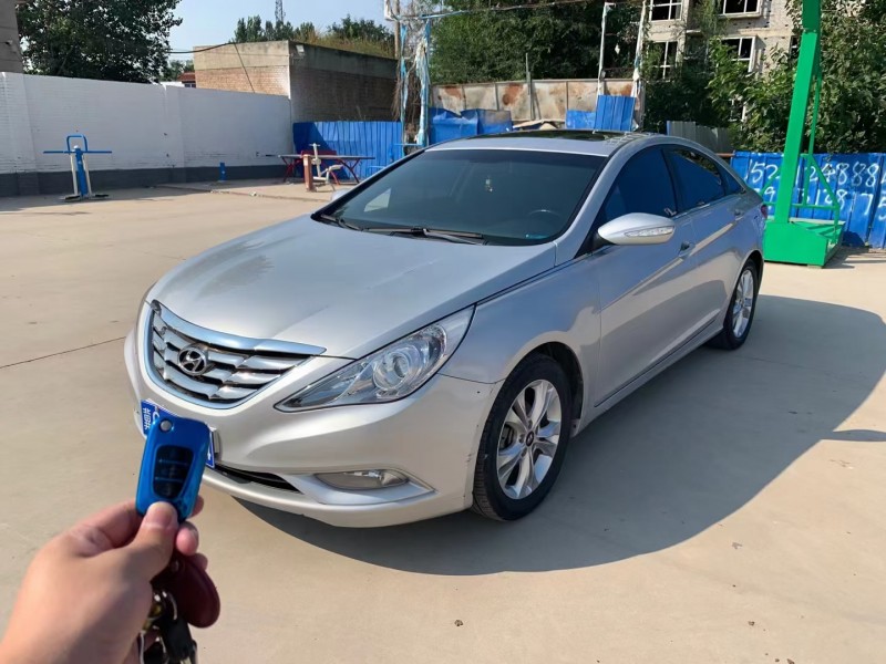 保定12年现代索纳塔八2