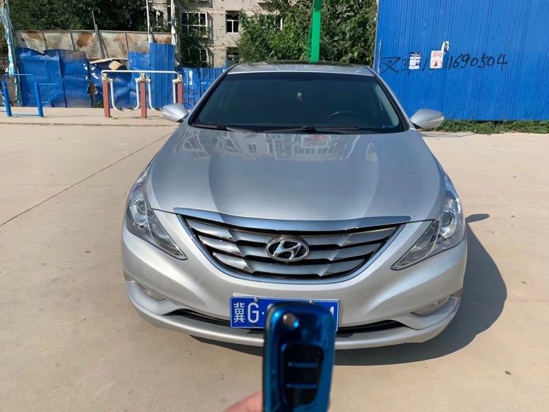 保定12年现代索纳塔八1