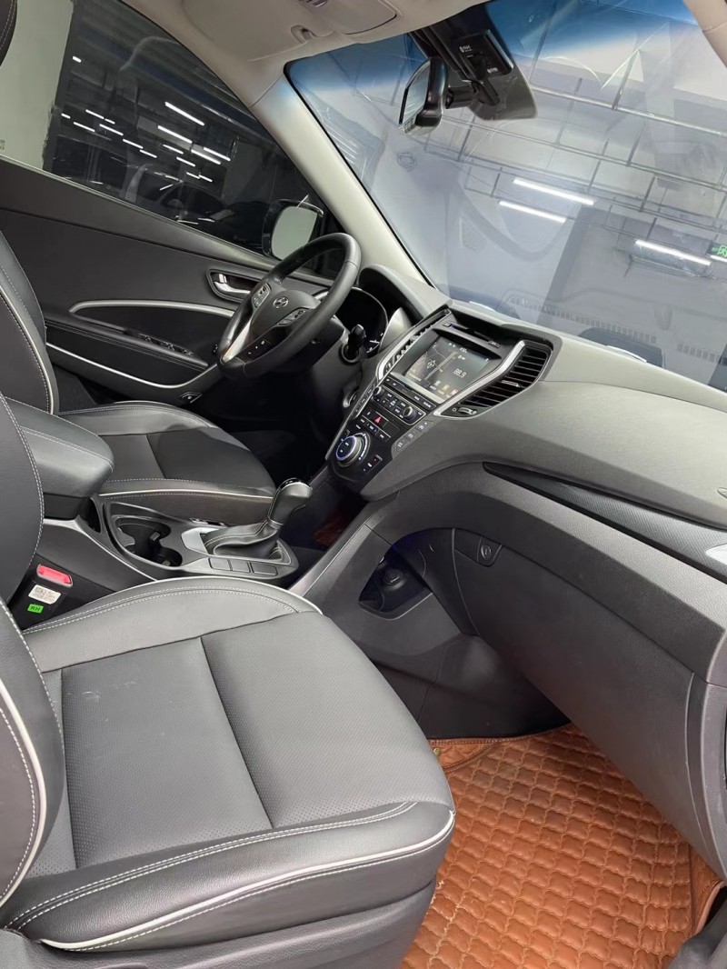 成都18年现代途胜8