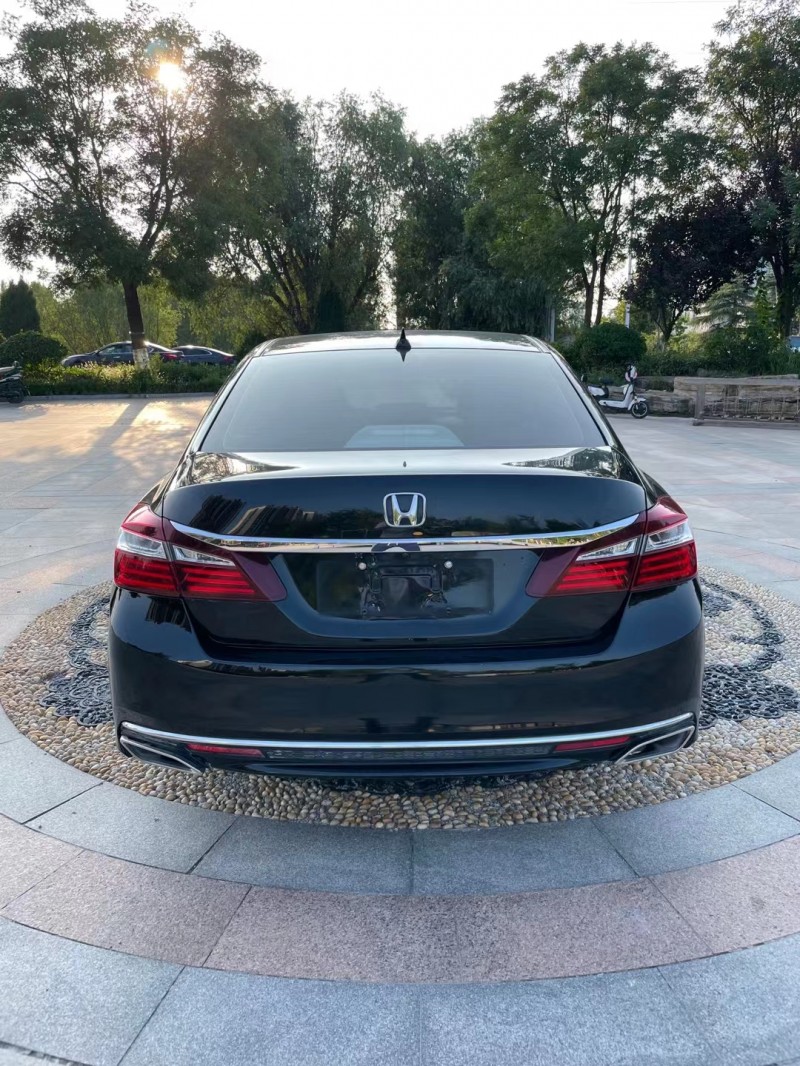 青岛18年本田雅阁8