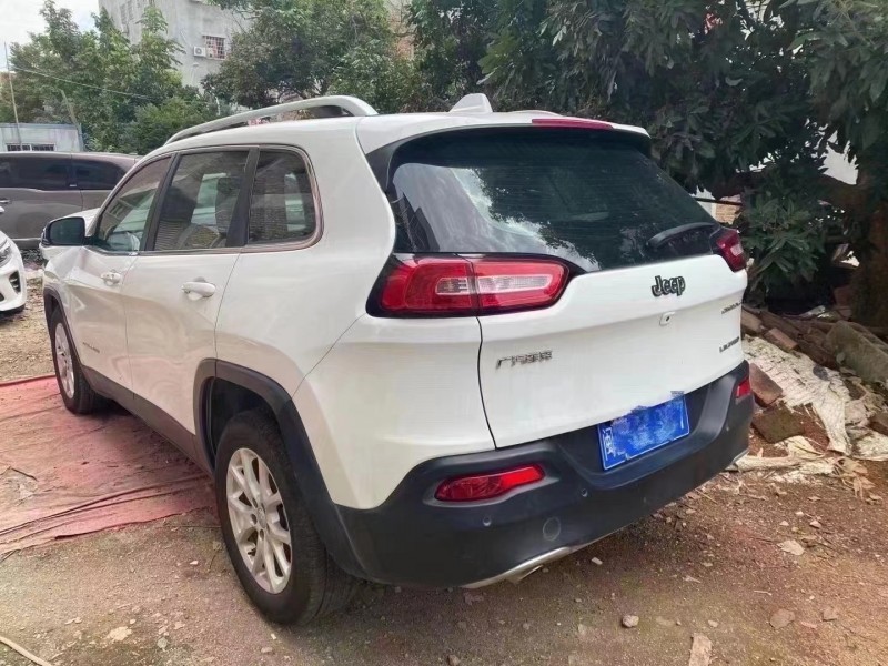 廈門17年Jeep自由光6