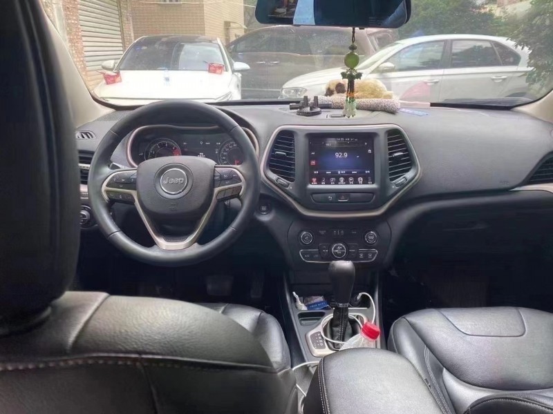 廈門17年Jeep自由光1