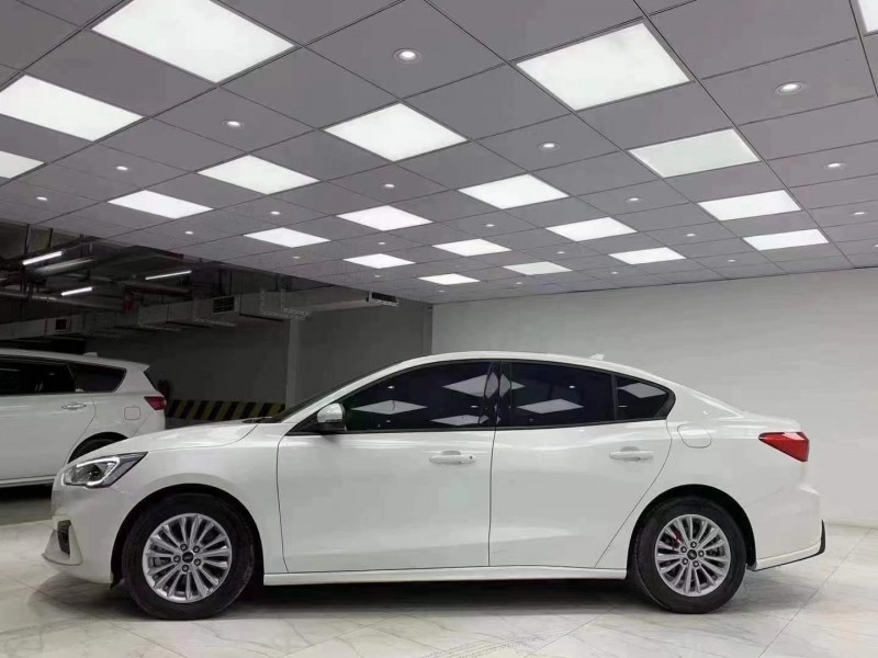 成都20年福特福克斯3