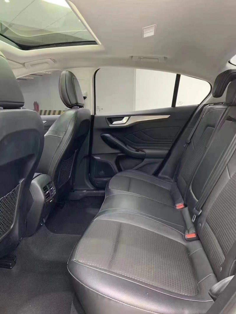 成都20年福特福克斯7