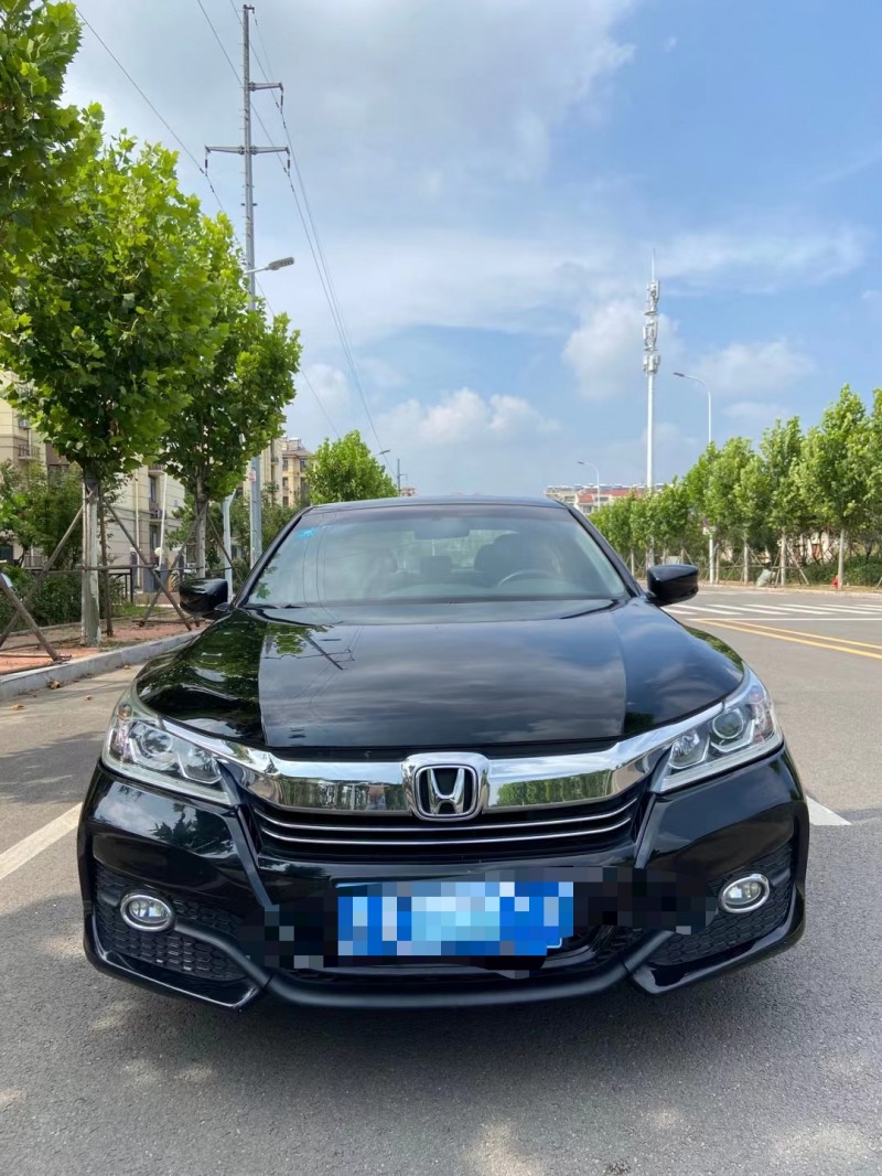 青岛16年本田雅阁1