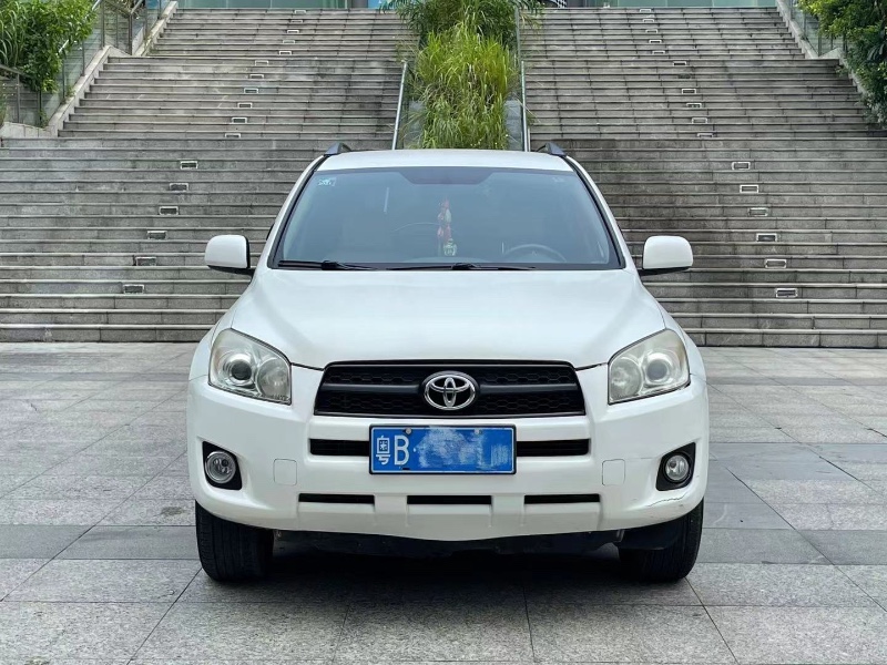 深圳13年丰田RAV49