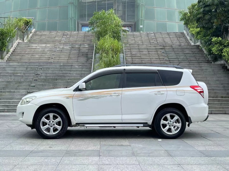 深圳13年丰田RAV47