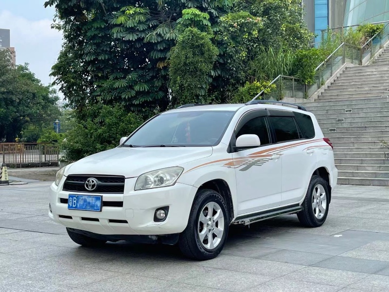 深圳13年丰田RAV48