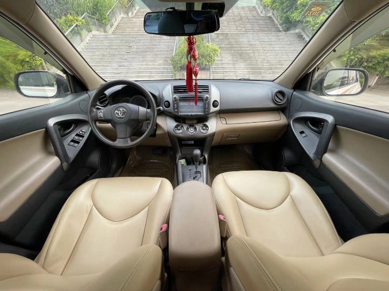 深圳13年丰田RAV44