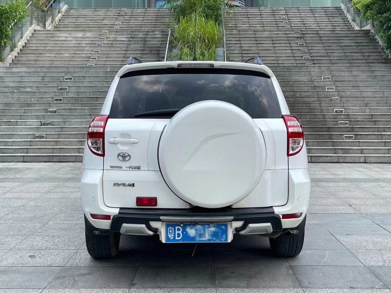 深圳13年丰田RAV43