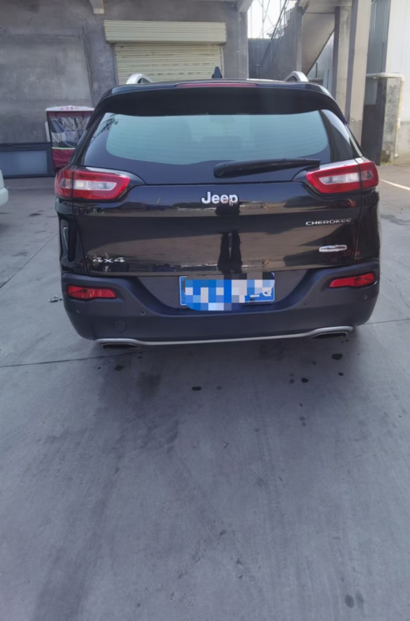 長治17年Jeep自由光6