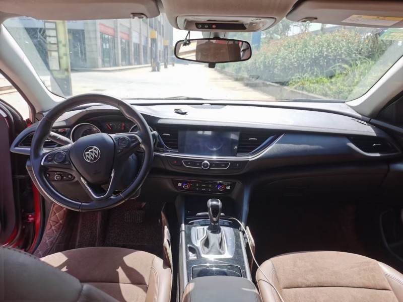 武汉17年别克君威8