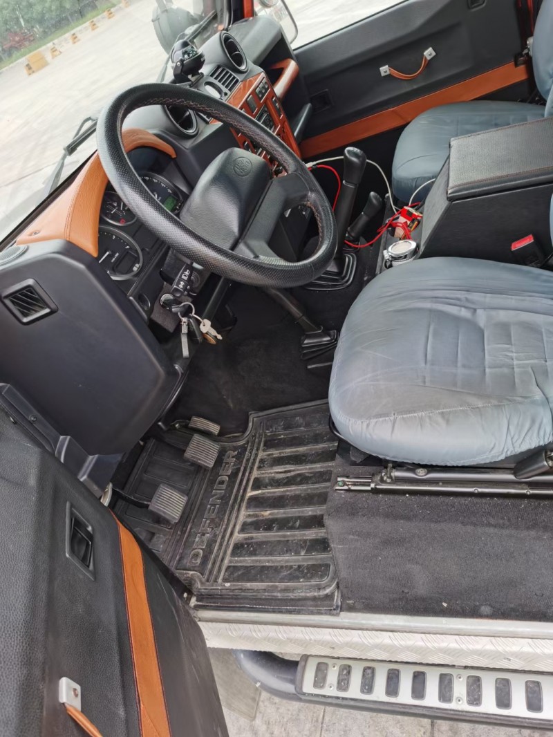 保定10年路虎卫士7