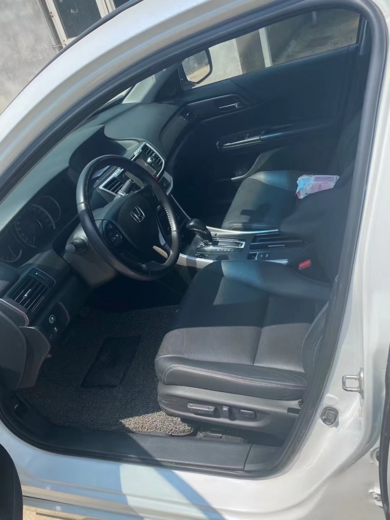 青岛16年本田雅阁5
