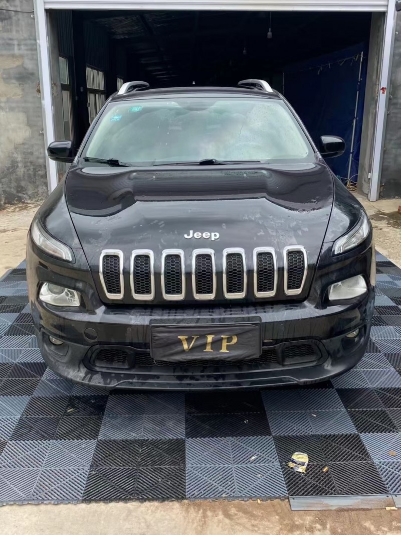 青島17年Jeep自由光1