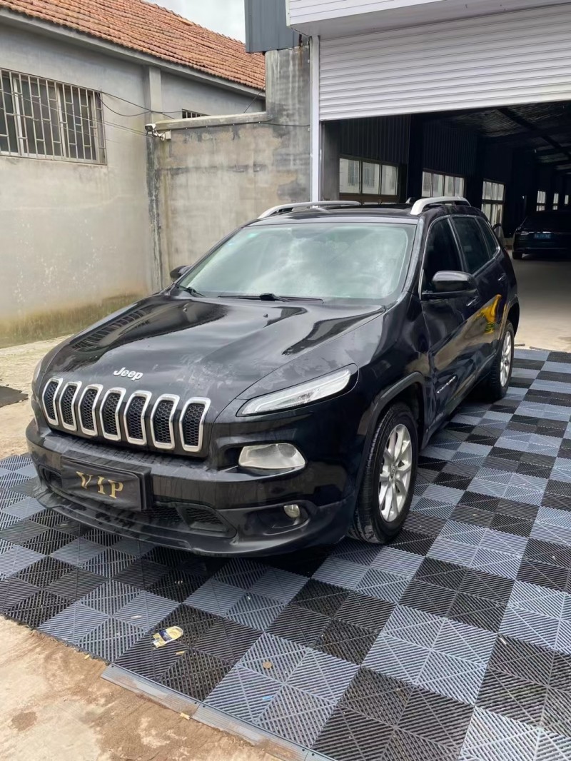 青島17年Jeep自由光2