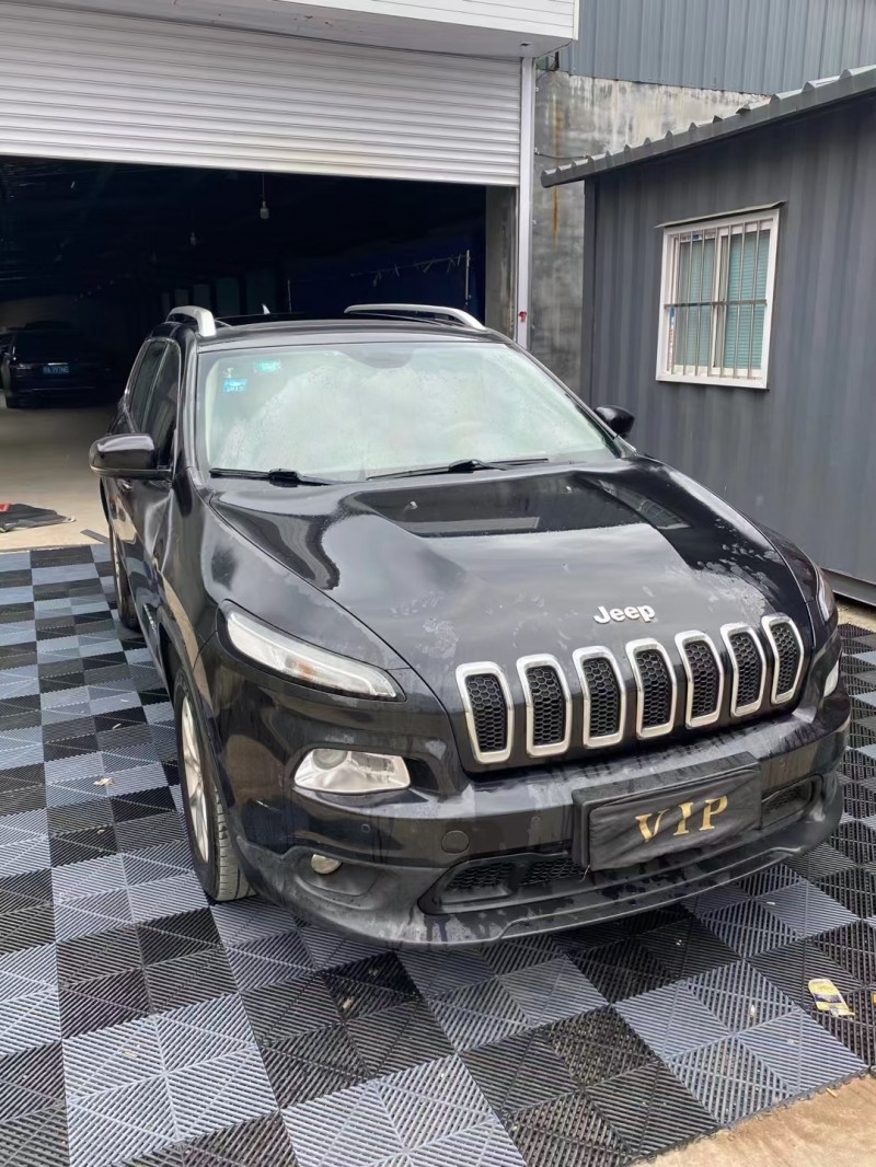 青島17年Jeep自由光3