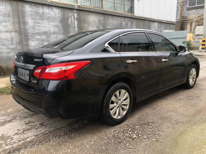 济宁18年日产天籁2